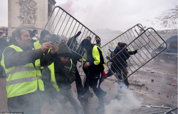 Đa số người Pháp sợ hãi, không dám ra đường mua sắm do bạo loạn