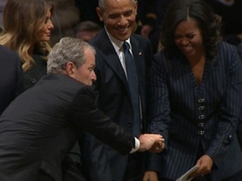 Khoảnh khắc gây chú ý của cựu Tổng thống Bush “con” trong tang lễ cha