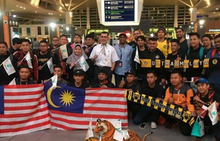 Hàng trăm cổ động viên Malaysia sang Việt Nam xem chung kết AFF Cup
