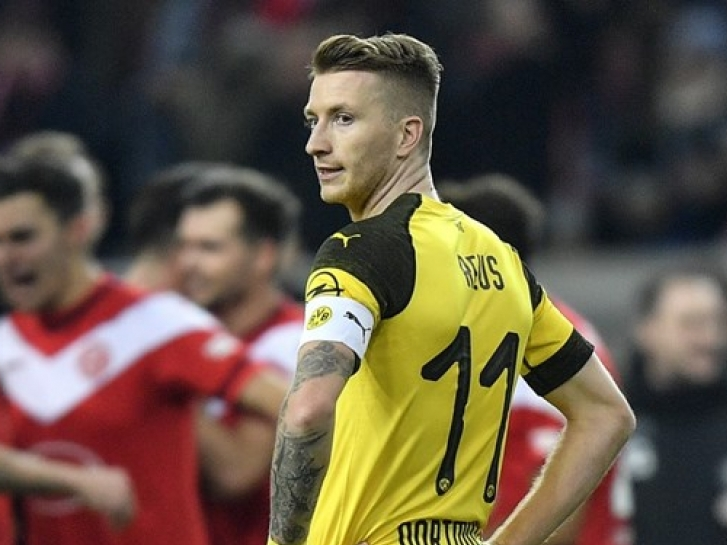 Dortmund thua đội “cầm đèn đỏ”, Bundesliga nóng trước Giáng sinh