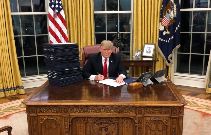 Điểm gây tranh cãi trong bức ảnh Tổng thống Trump ký luật tại Nhà Trắng