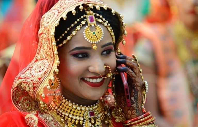 Ấn Độ: Hàng trăm cô dâu trong đám cưới tập thể được "đại gia" kim cương tài trợ