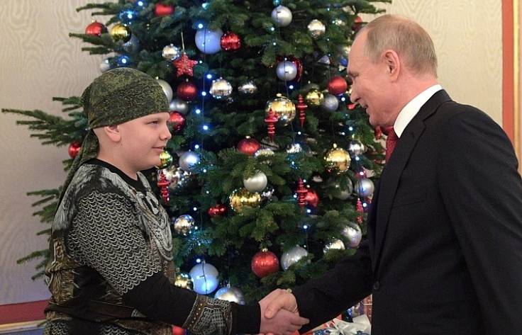 Tổng thống Putin bắt tay "vị khách 10 tuổi" tại điện Kremlin