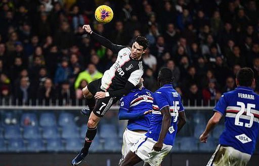 Ronaldo gây sốc khi bật cao tới 2,56m ghi bàn vào lưới Sampdoria