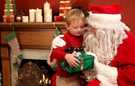 Khoa học chứng minh trẻ em ngoan hơn khi bố mẹ nói về danh sách bé hư của ông già Noel