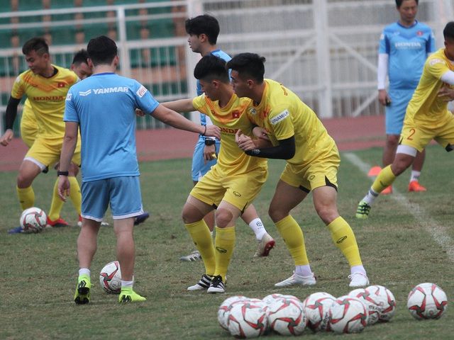 dinh trong hoi phuc chan thuong hlv park hang seo yen tam voi hang thu