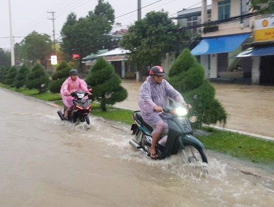 Dự báo thời tiết ngày và đêm nay (1/12): Trung Bộ mưa rất to; Tây Nguyên, Nam Bộ mưa to; tin lũ khẩn; không khí lạnh ở Bắc Bộ và Bắc Trung Bộ