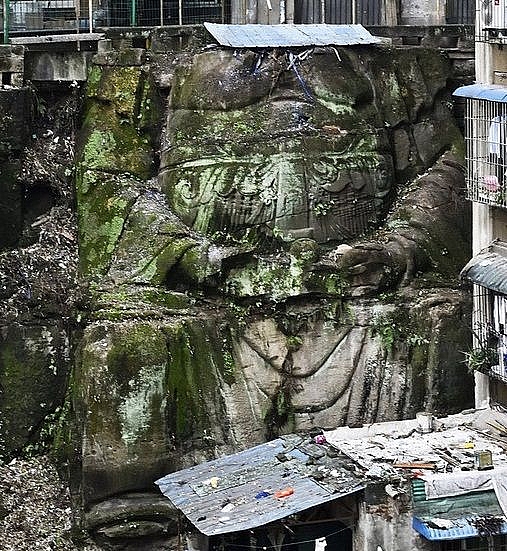 Trung Quốc: Phát hiện tượng Phật khổng lồ 1.000 năm tuổi không đầu ngay dưới tòa nhà chung cư