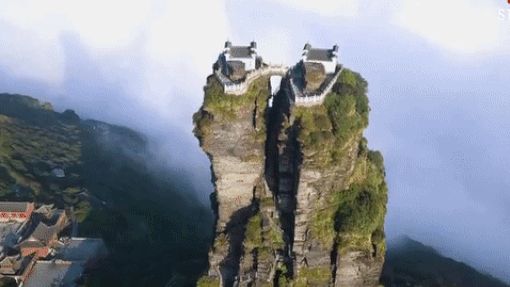 Hai ngôi chùa cổ linh thiêng trên đỉnh núi nằm giữa tầng mây
