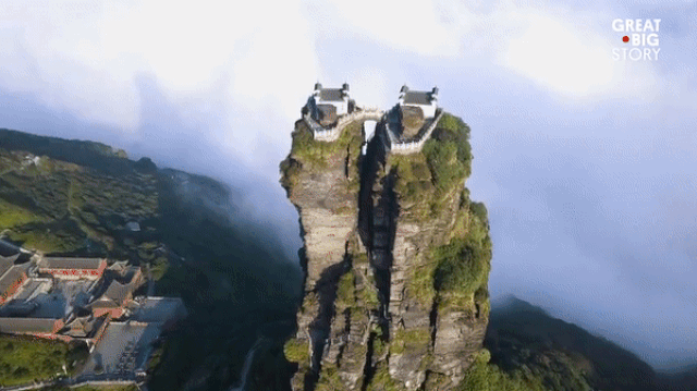 Hai ngôi chùa cổ linh thiêng nằm giữa tầng mây