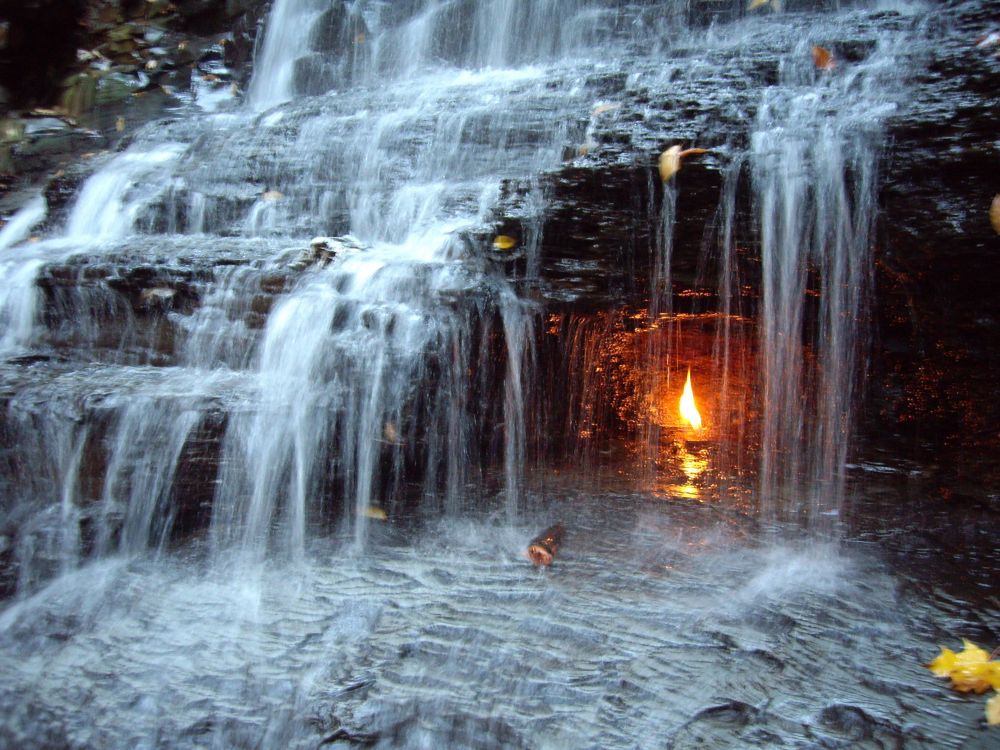 Ngon lửa cháy bên trong thác nước. (Nguồn: Reddit)