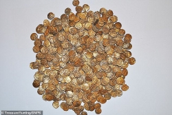 Bất ngờ tìm thấy hũ tiền vàng cổ niên đại 2.000 năm trị giá hơn 26 tỷ đồng