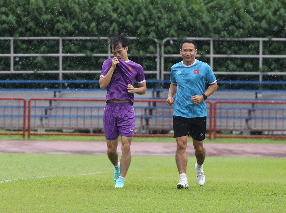 AFF Cup 2020: Các tuyển thủ đội tuyển Việt Nam 'đội mưa' trên sân tập Singapore