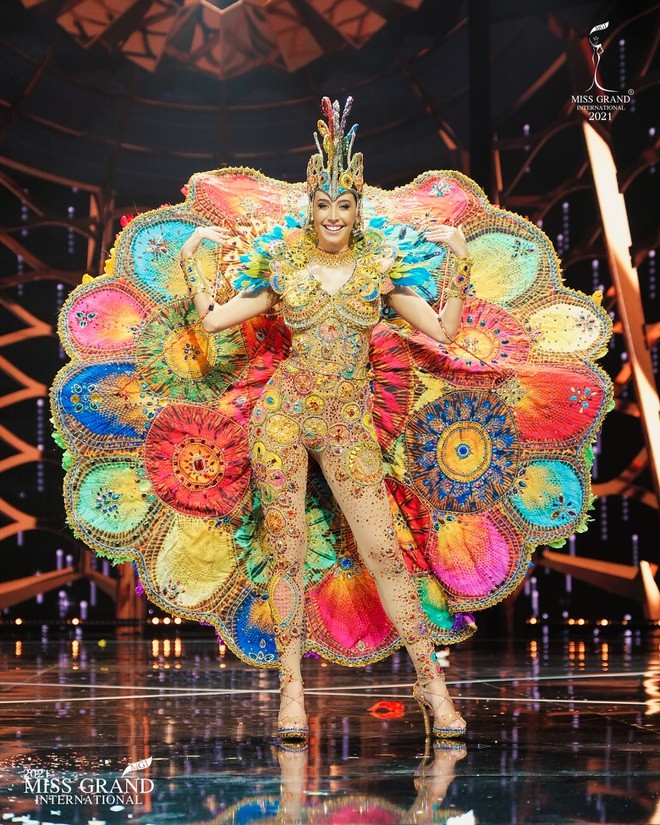 Hoa hậu Hòa bình 2021: Đại diện Việt Nam rạng rỡ lọt top 10 Hoa hậu Trình diễn Quốc phục Hoa hậu Hòa bình 2021: Đại diện Việt Nam rạng rỡ lọt top 10 Hoa hậu Trình diễn Quốc phục