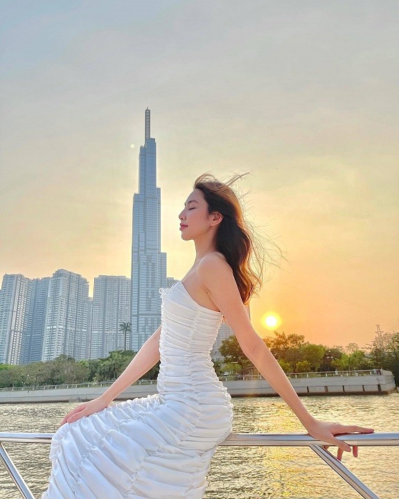 Tân Hoa hậu Hòa bình Thế giới 2021 Thùy Tiên thời áo trắng trong veo
