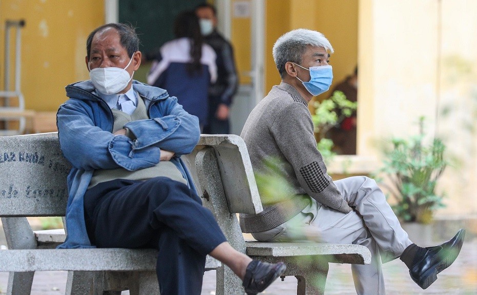 Phụ huynh học sinh Hà Nội chờ con em tiêm vaccine phòng Covid-19. (Nguồn: CAND)