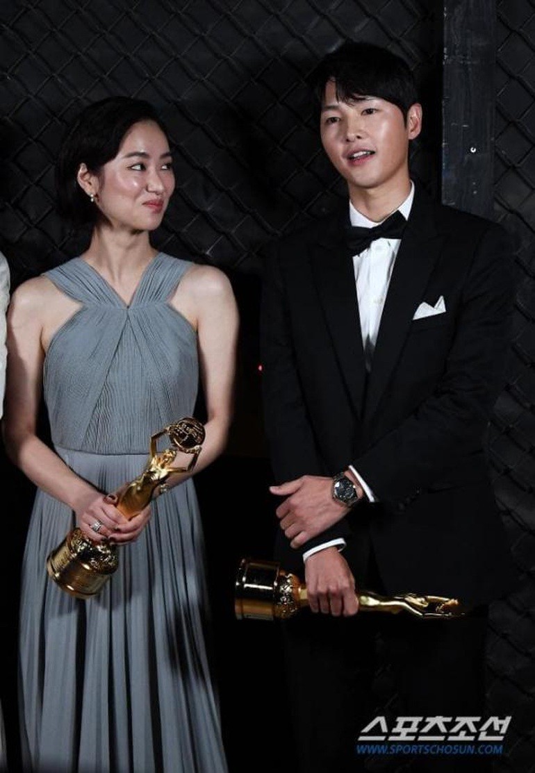 Song Joong Ki đang hò hẹn bạn diễn sau 2 năm ly hôn Song Hye Kyo?