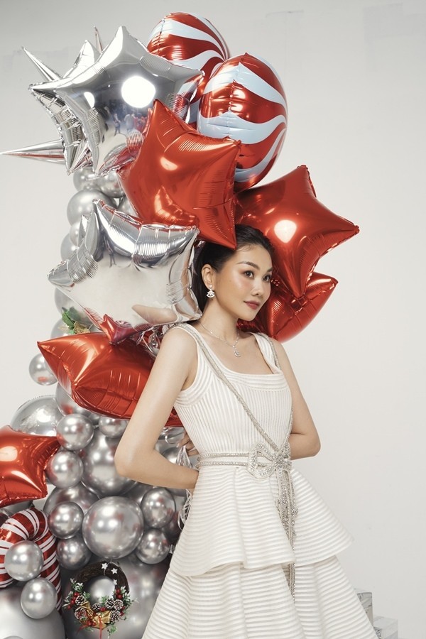 Siêu mẫu Thanh Hằng cùng dàn mẫu nhí thực hiện bộ ảnh mừng Giáng sinh từ NTK Công Trí