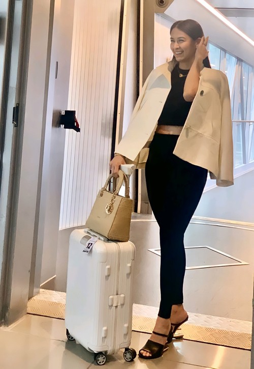 Hôm 7/12, diễn viên Marian Rivera đến thành phố Eliat, Israel để làm giám khảo cuộc thi Miss Universe 2021. Xuất hiện tại sân bay, cô chọn trang phục thoải mái nhưng vẫn thanh lịch với tông đen - trắng chủ đạo. Người đẹp diện set đồ thun mix áo khoác và chiếc túi Dior đẳng cấp.