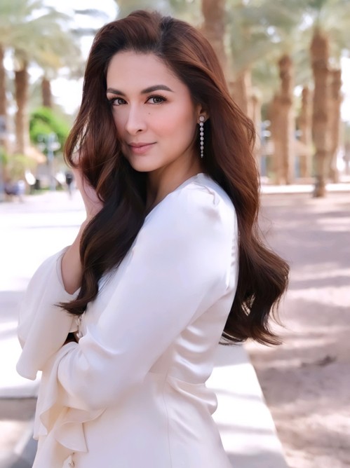 Miss Universe 2021: Thời trang làm giám khảo của 'mỹ nhân đẹp nhất Philippines'