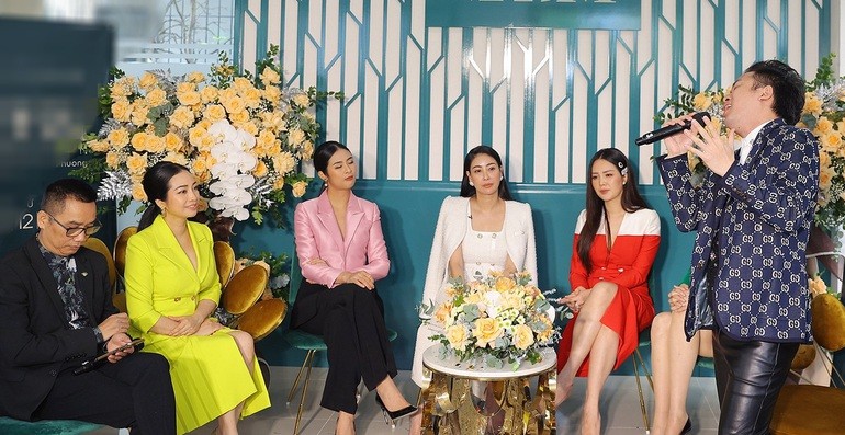 Hà Kiều Anh xinh đẹp cùng dàn Hoa hậu, Á hậu tại Hà Nội hội ngộ ca sĩ Tùng Dương