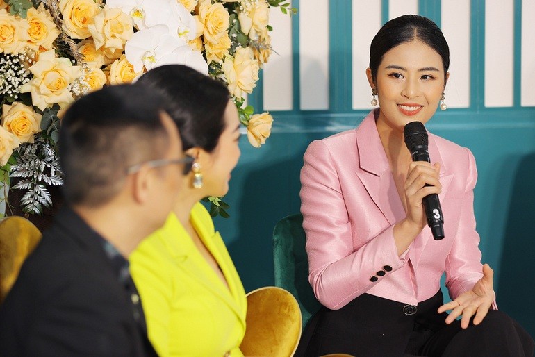 Hà Kiều Anh xinh đẹp cùng dàn Hoa hậu, Á hậu tại Hà Nội hội ngộ ca sĩ Tùng Dương