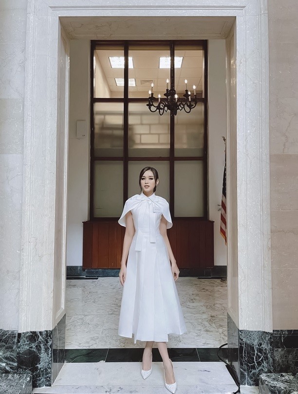 Loạt váy màu trắng tôn dáng của Hoa hậu Đỗ Thị Hà
