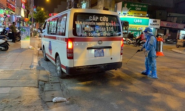 Xe vận chuyển bệnh nhân Covid-19 ở Hà Nội. (Nguồn: SK&ĐS)