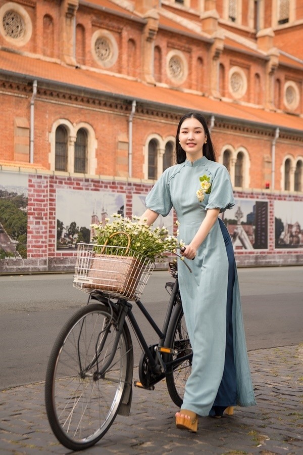 Á hậu Hoàng Thùy, Ngọc Trân hóa 'nàng thơ' trong BST áo dài của người phụ nữ Sài thành xưa