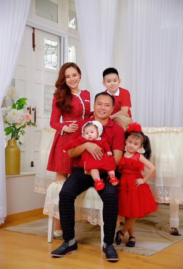 Gia đình Vy Oanh mặc đồ đỏ rực rỡ thực hiện bộ ảnh Noel. Đây là mùa Giáng sinh đầu tiên của bé Mio - con thứ ba nhà Vy Oanh.