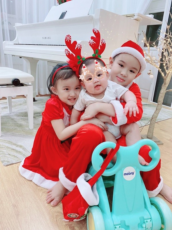 Gia đình ca sĩ Vy Oanh quây quần chụp ảnh Giáng sinh