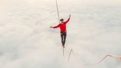 Người đàn ông Brazil phá kỷ lục thế giới, đi thành công trên dây ở độ cao 1.900 mét