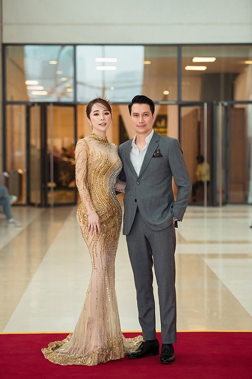 Những khoảnh khắc tình tứ trên thảm đỏ của đôi bạn diễn viên Quỳnh Nga - Việt Anh