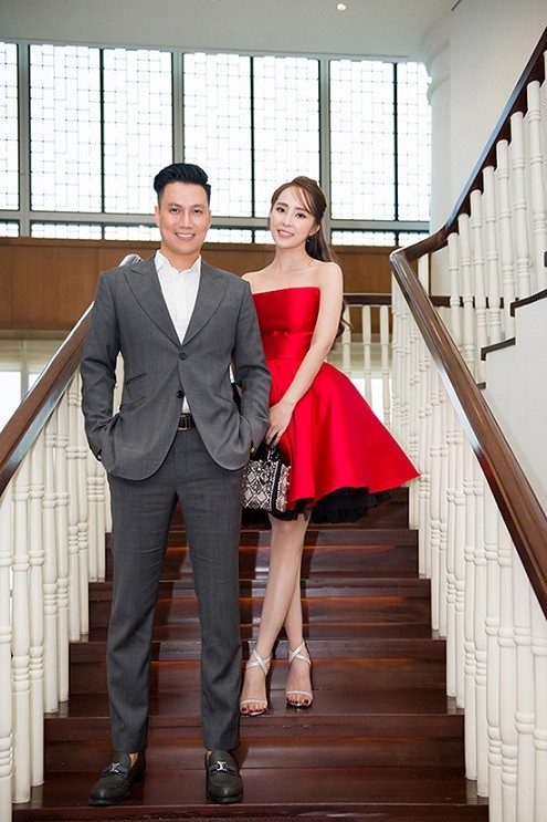 Những khoảnh khắc tình tứ trên thảm đỏ của đôi bạn diễn viên Quỳnh Nga - Việt Anh
