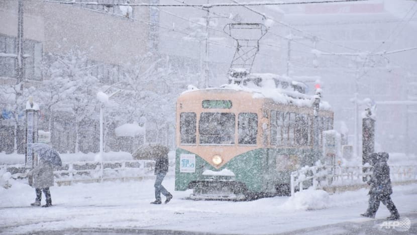 Nhật Bản đang trải qua thời tiết giá lạnh, tuyết rơi dày kỷ lục, trong đó nặng nề nhất là khu vực duyên hải phía tây. Một đoàn tàu điện chạy trên phố, 'rẽ màn tuyết' rơi dày tại thành phố Toyama, tỉnh Toyama hôm 27/12.