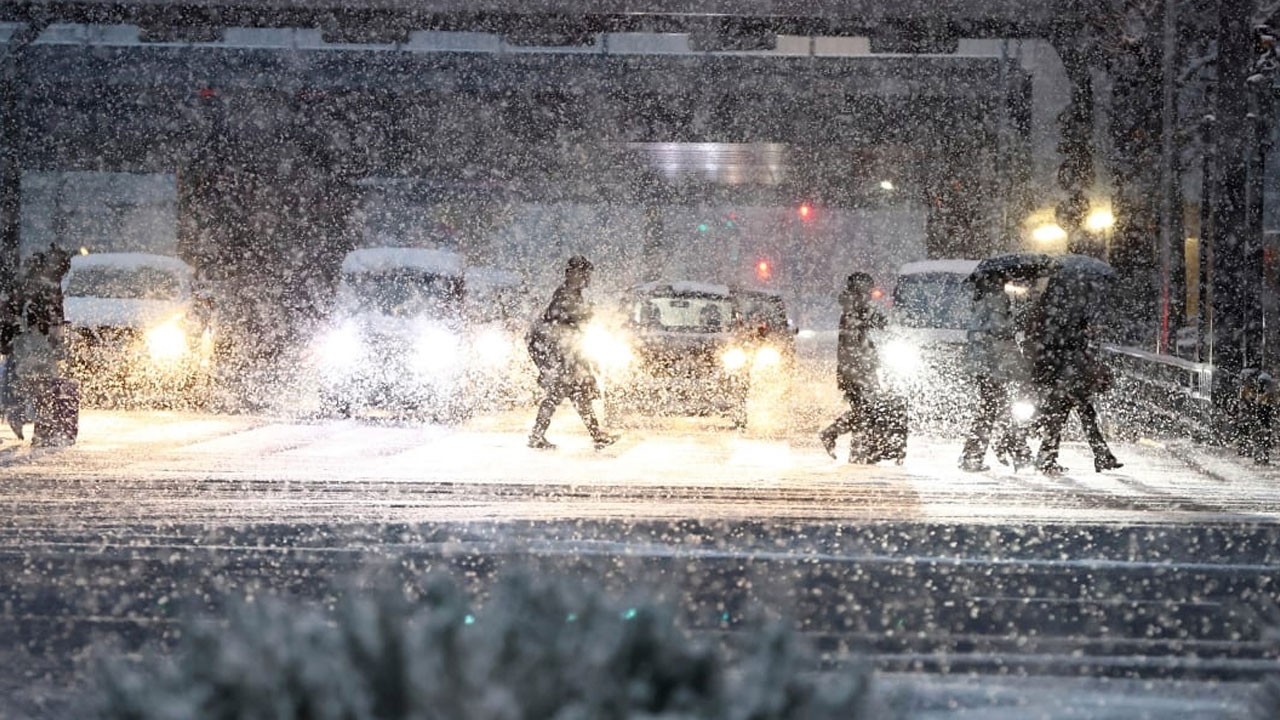 Đây là trận tuyết rơi mạnh nhất tại Aomori, tỉnh Aomori, đông bắc Nhật Bản, với lớp tuyết dày hai mét. Tình trạng tương tự xảy ra ở các thành phố du lịch nổi tiếng như Kyoto, Nagoya và Hiroshima. (Nguồn: CNN)