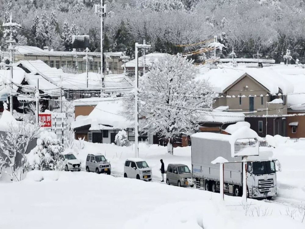 Công ty đường sắt Nhật Bản hôm 27/12 đình chỉ 52 chuyến tàu tốc hành, bao gồm cả những chuyến kết nối với các thành phố như Kyoto, Nagoya và Kanazawa. Các phương tiện cá nhân cũng rất chật vật khi di chuyển do tuyết đóng dày trên mặt đường. (Nguồn: Getty)