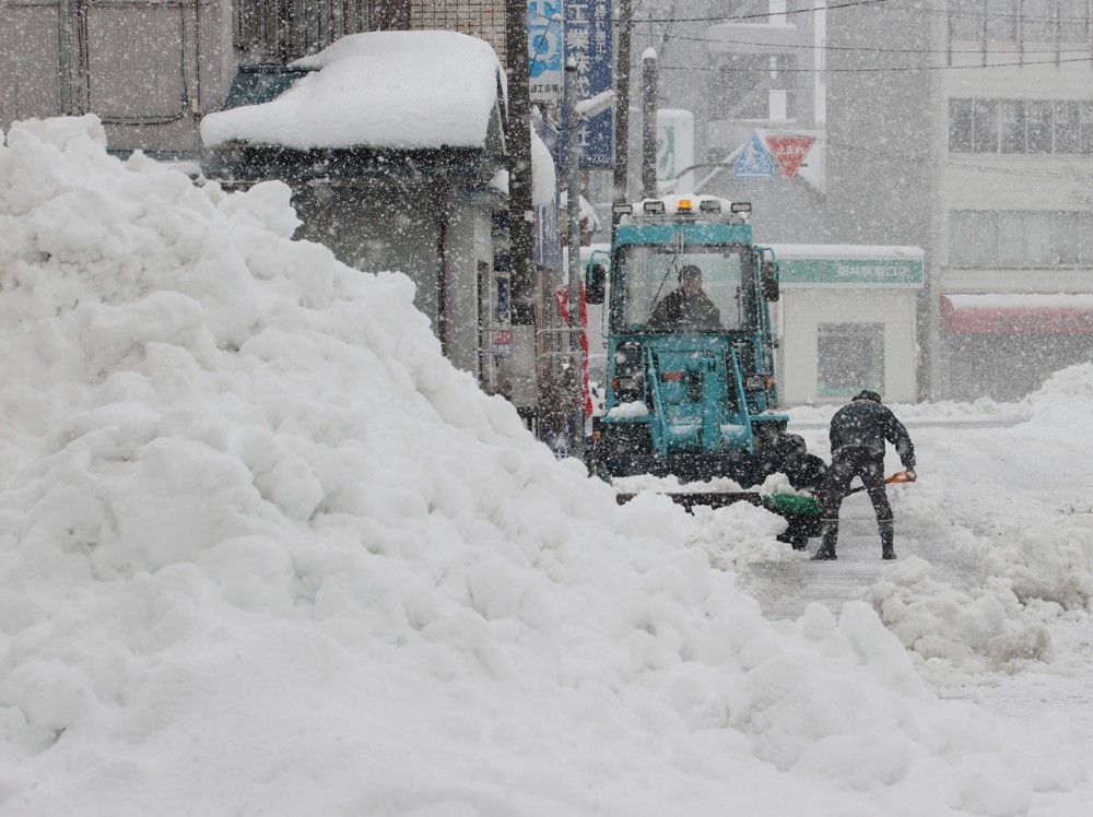 Tại thành phố Hikone, tỉnh Shiga, tuyết rơi dày 68 cm trong 24 giờ, gấp 30 lần trung bình, khiến các phương tiện bị mắc kẹt. Lực lượng dọn vệ sinh đường phố cũng phải hoạt động hết công suất để đảm bảo giao thông thông suốt. (Nguồn: The Yomiuri Shimbun)