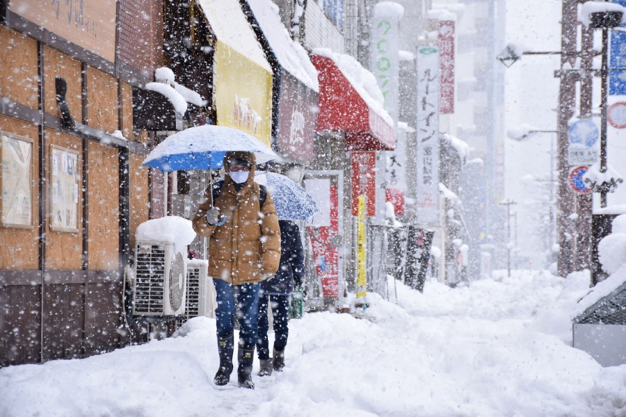 Theo công ty điện lực vùng Kansai, hơn 3.200 hộ gia đình bị mất điện do tình trạng thời tiết khắc nghiệt. Nếu kéo dài, tình trạng này gây nguy hiểm cho sức khỏe bởi hầu hết gia đình đều sử dụng hệ thống lò sưởi. (Nguồn: AFP)