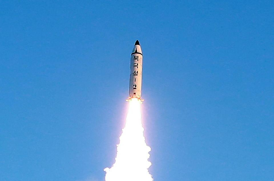 Anh triệu Đại sứ Triều Tiên để phản đối vụ thử tên lửa