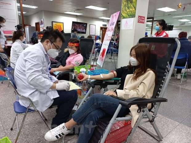 Nhiều người tham gia hiến máu tại Lễ hội Xuân hồng.