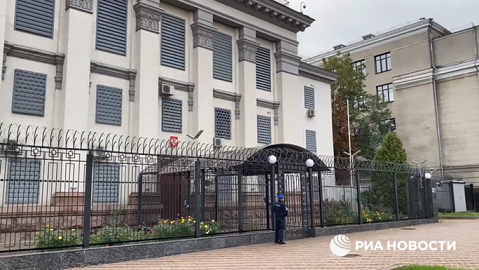 Các nhà ngoại giao Nga bắt đầu rời khỏi Ukraine
