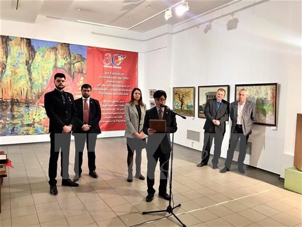 An art exhibition, featuring some 120 paintings, is underway in Kyiv to mark the 30th anniversary of the Vietnam-Ukraine diplomatic relations. (Source: VNA)