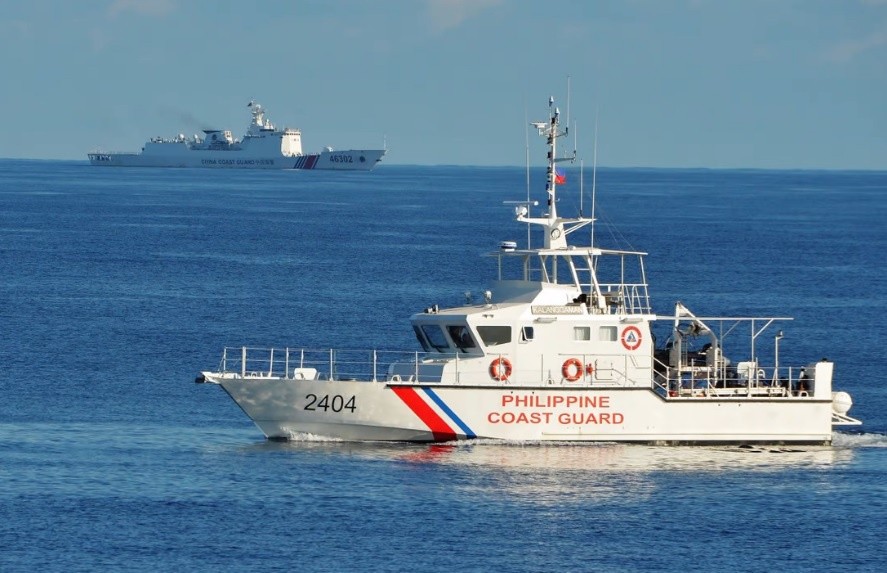Tàu tuần duyên Philippines và một tàu hải cảnh Trung Quốc trong một lần xuất hiện tại Biển Đông. (Nguồn: AFP)