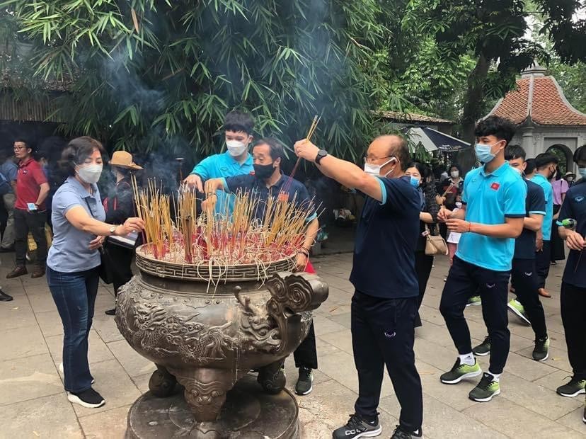 Thầy trò HLV Park Hang Seo dâng hương ở Đền Hùng. (Nguồn: Vietnamnet)