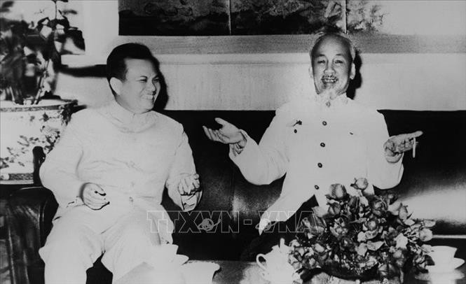 Chủ tịch Hồ Chí Minh nói chuyện thân mật với đồng chí Kaysone Phomvihane, Trưởng đoàn đại biểu Đảng và Mặt trận Lào yêu nước sang thăm hữu nghị Việt Nam năm 1966. (Nguồn: TTXVN)
