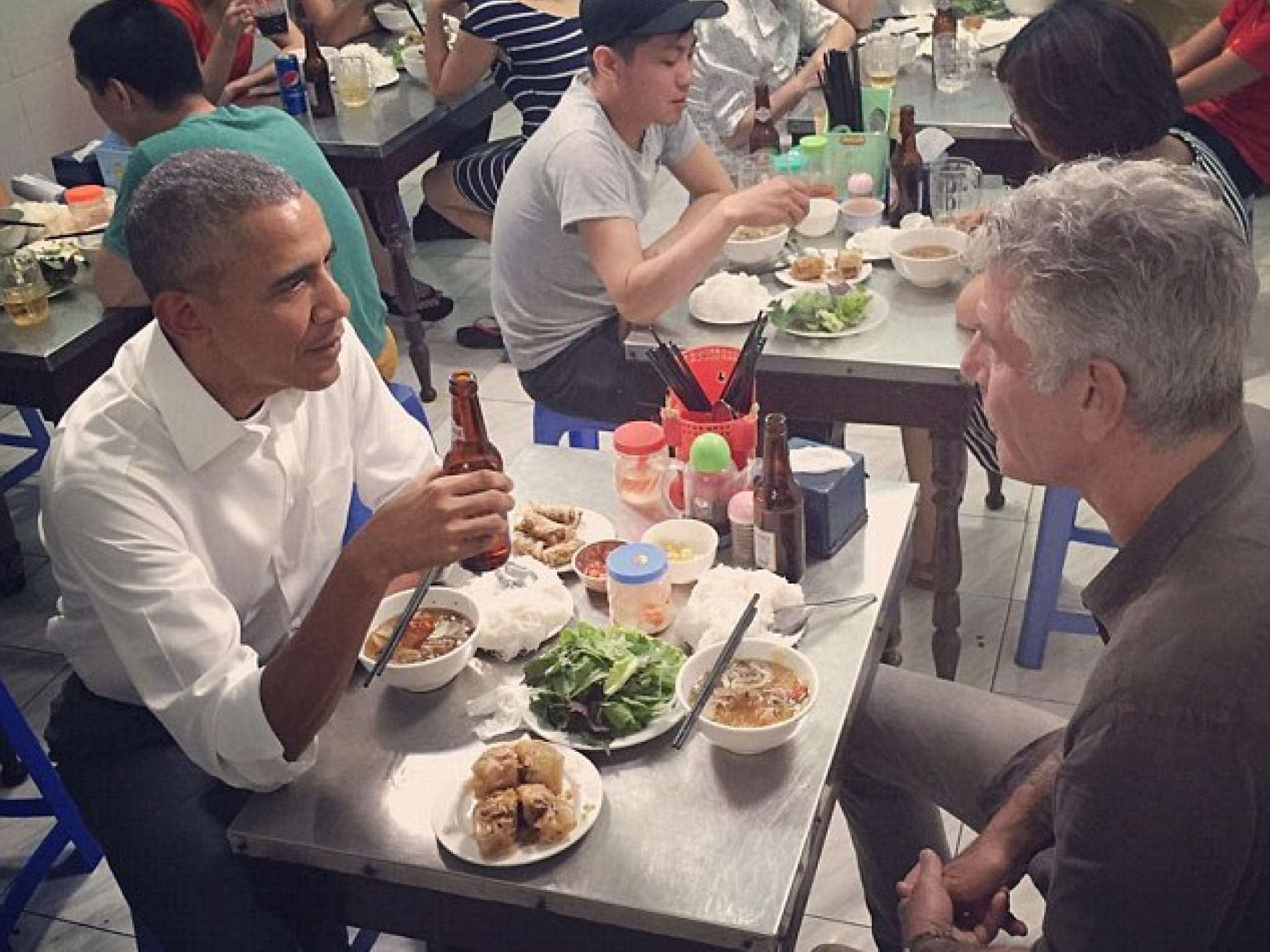 Ảnh Tổng thống Mỹ ăn bún chả tại Hà Nội gây sốt