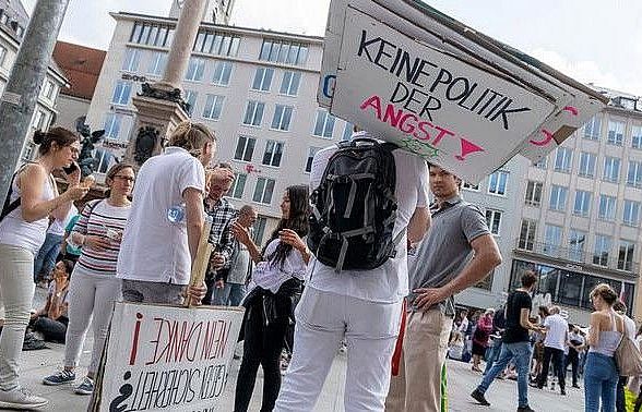 Hàng ngàn người Đức biểu tình chống phong toả, nguy cơ Covid-19 tăng cao