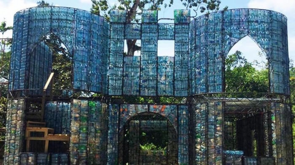Độc đáo ngôi nhà được 'xây' từ hàng nghìn chai nhựa