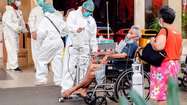 Covid-19 'tàn phá' Indonesia: Được đến bệnh viện là 'ước mơ', bình oxy quý hơn tiền bạc